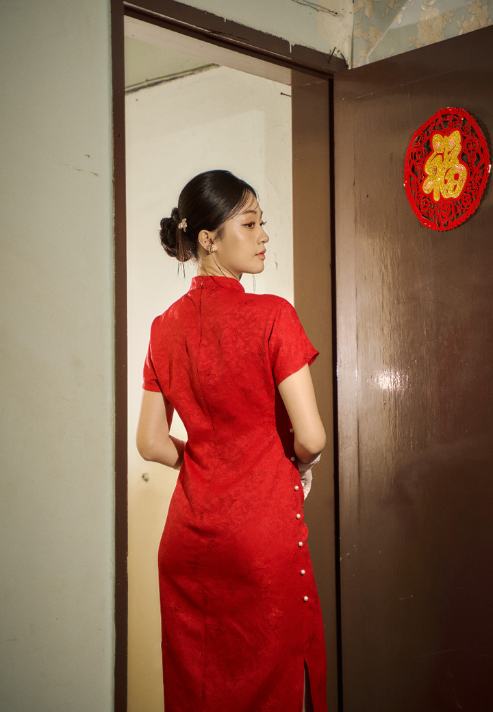 Qian Yun 芊芸 Twist Ribbon Knots Ruched Cheongsam Dress (Red)