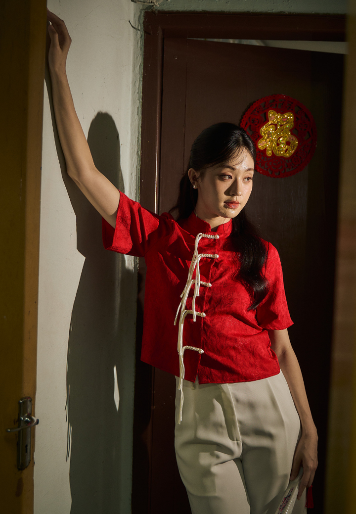 Wan Qing 宛晴 Mandarin Collar Twist Ribbon Chinese Knots Top (Red)