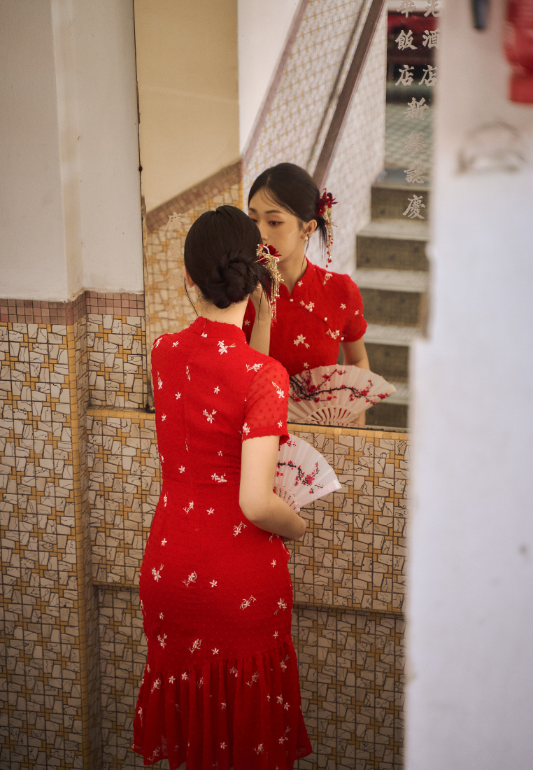 Liu Yan 柳艳 Dainty Floral Ruffle Hem Cheongsam Dress (Red)