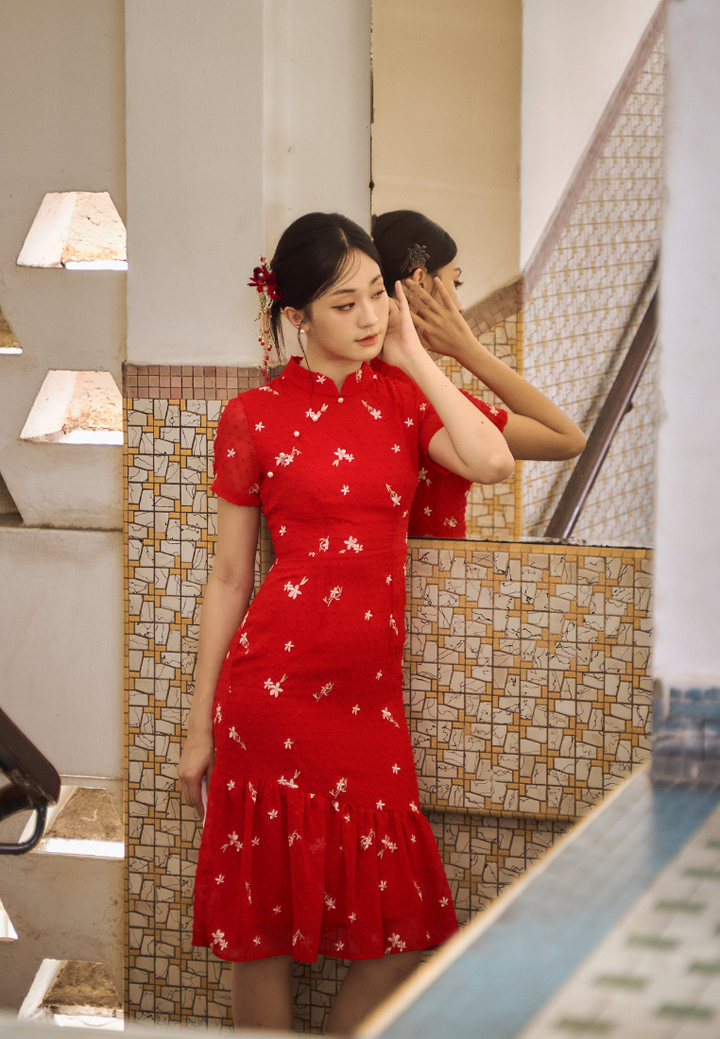 Liu Yan 柳艳 Dainty Floral Ruffle Hem Cheongsam Dress (Red)