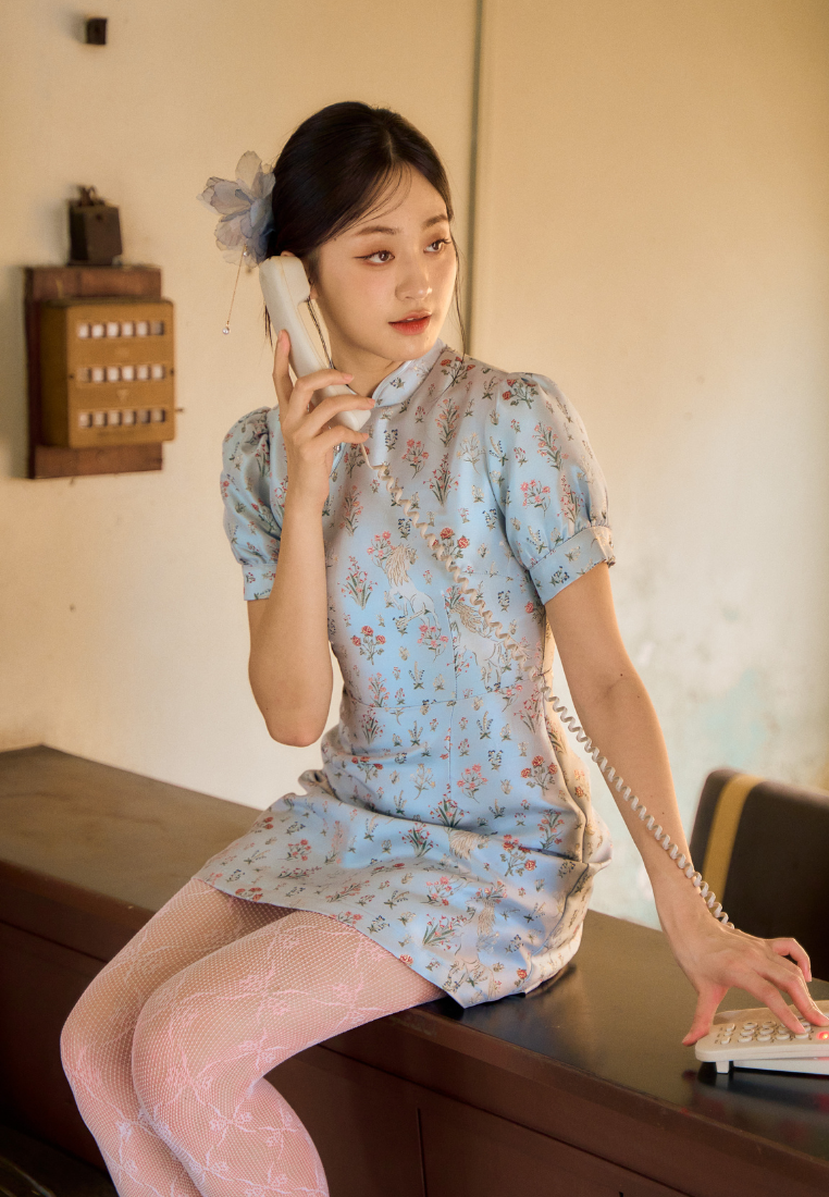 Qing Yue 晴玥 Puffed Sleeves Dainty Floral Jacquard Cheongsam (Blue)