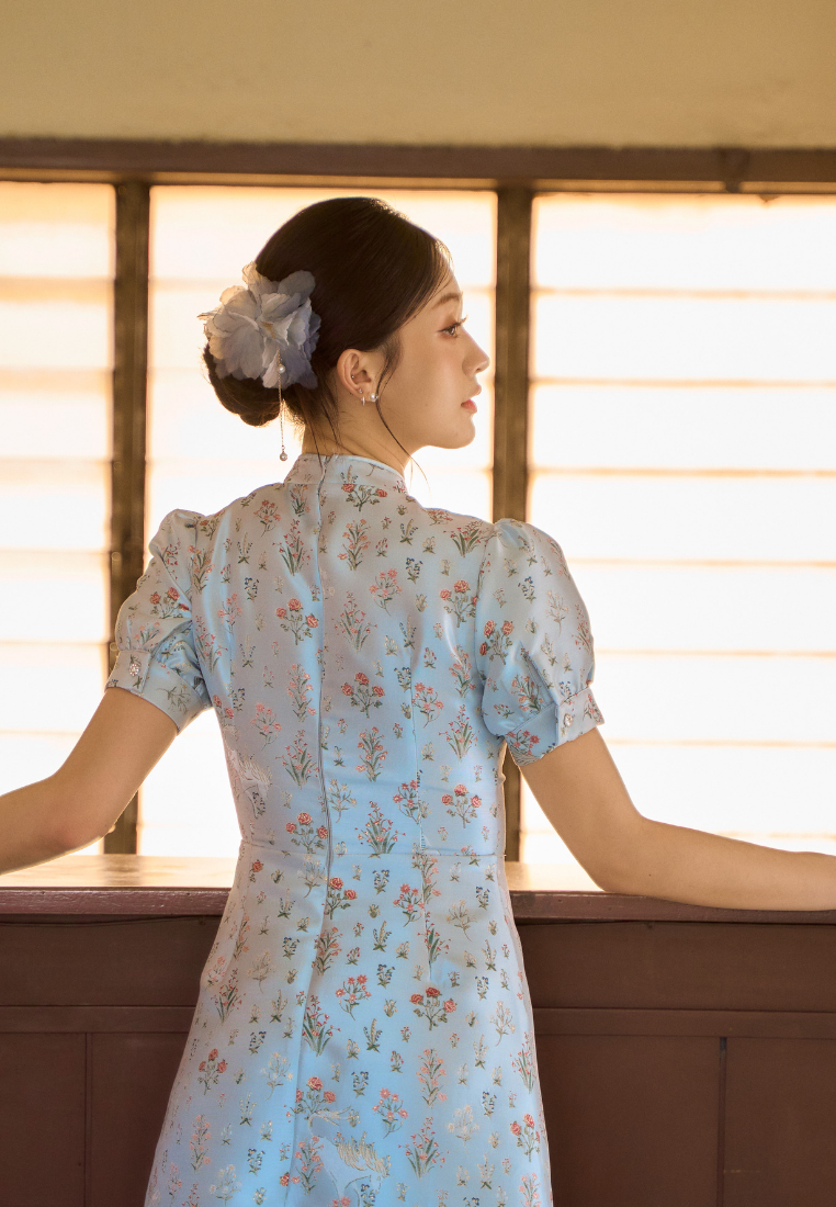 Qing Yue 晴玥 Puffed Sleeves Dainty Floral Jacquard Cheongsam (Blue)