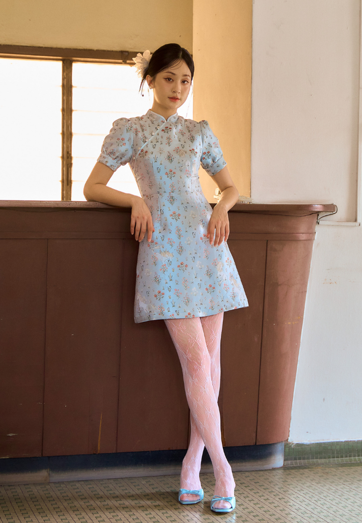 Qing Yue 晴玥 Puffed Sleeves Dainty Floral Jacquard Cheongsam (Blue)