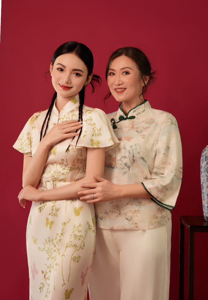 Xieyi Mandarin Collar Ruffle Sleeves Floral Satin Cheongsam Dress with Buckle Belt (White)