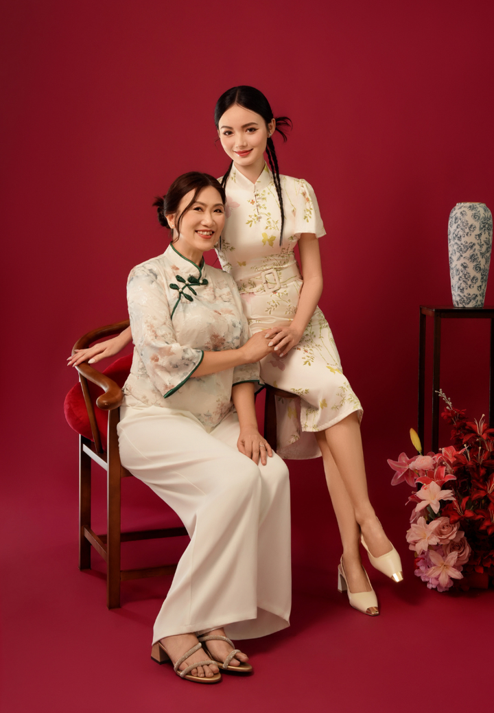 Xieyi Mandarin Collar Ruffle Sleeves Floral Satin Cheongsam Dress with Buckle Belt (White)