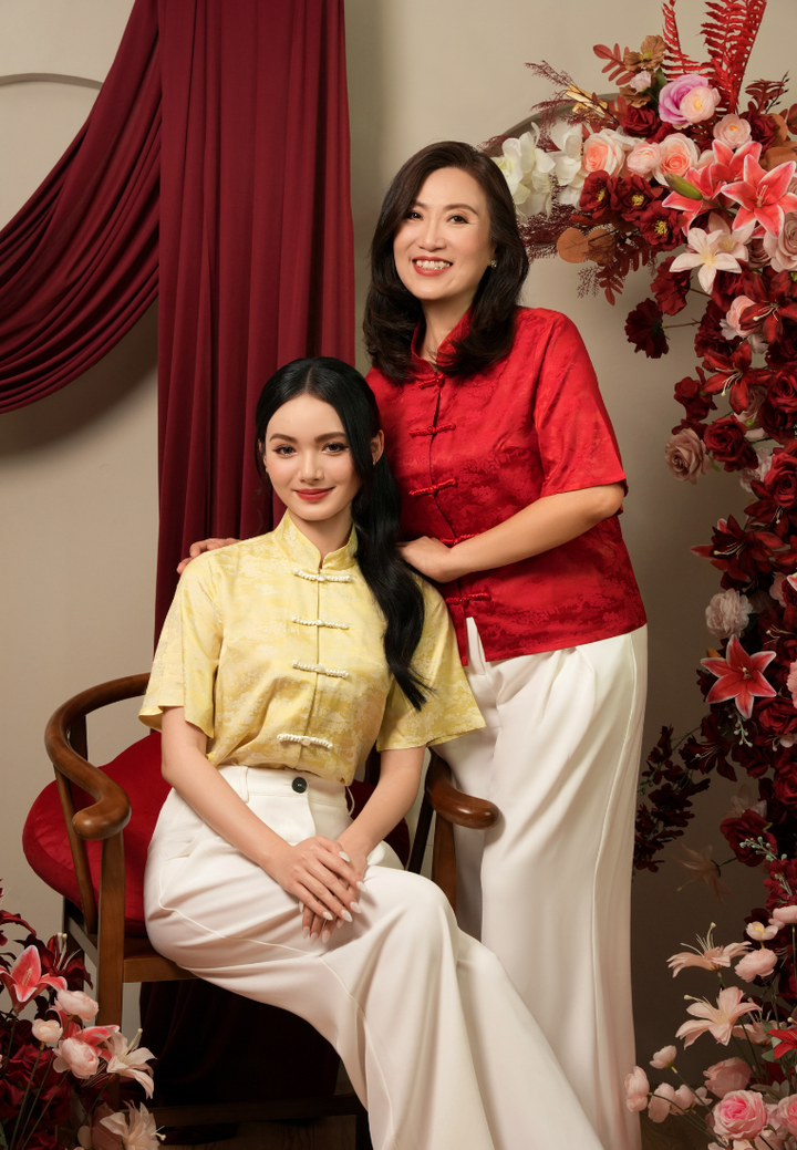 Ji Hong Short Sleeves Mandarin Collar Cheongsam Top (Yellow)
